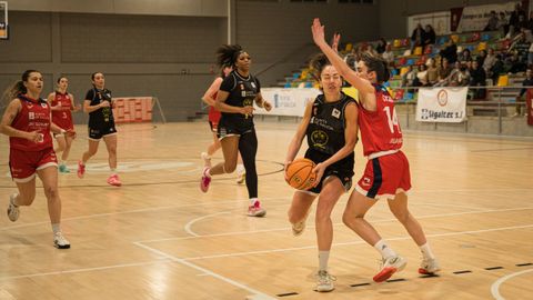 Cris Loureiro, entrando a canasta en el partido de Liga con el Maristas en cancha vilagarciana.