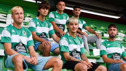 Cinco de los últimos jugadores fichados por el Arenteiro, con Pablo Moyá (derecha), que ya llevaba en el equipo un mes.