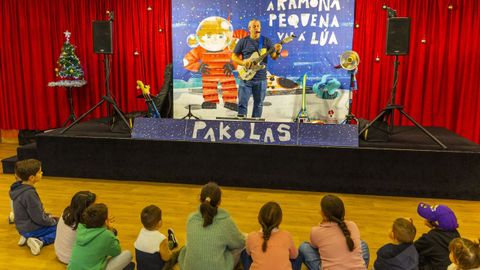 A demanda de produtos en galego medra, segundo concl�e o informe do CCG. Na imaxe, un dos espect�culos infant�s de Pakolas.