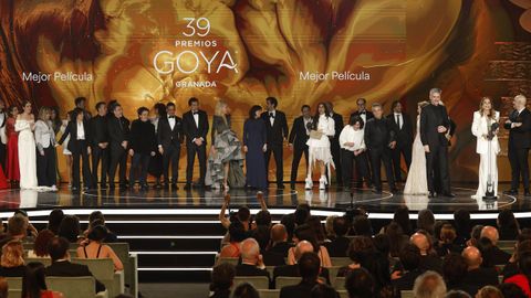 Los equipos completos de las películas El 47 y La infiltrada, sobre el escenario de los Premios Goya