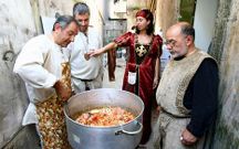 M�sica callejera y un grupo de vecinos vestidos de �poca, ayer.