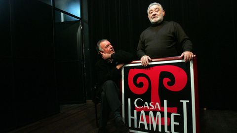 Manuel Lourenzo e Santiago Fernández, nunha imaxe do 2011, co cartel da súa escola de arte dramático, Casahamlet
