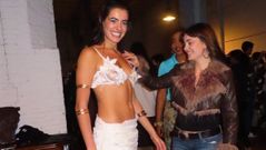 Marta Pereira, a la derecha, con uno de sus dise�os antes de salir a la pasarela