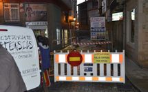 El pavimento de adoquines de algunas zonas adyacentes es preciso levantarlo. 