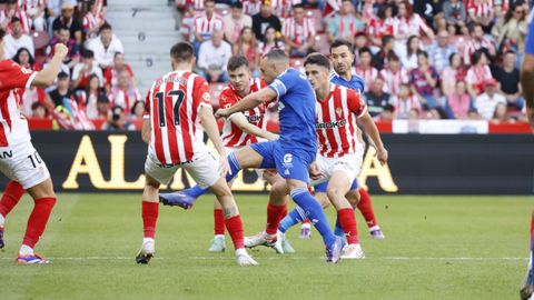 Derbi asturiano entre el Real Sporting de Gijon y el Real Oviedo en El Molin�n
