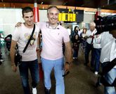 Javi Varas abandon� el aeropuerto de Peinador acompa�ado por Miguel Torrecilla.