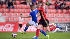 Ernesto Mirandes Vetusta Anduva.Ernesto trata de llevarse el bal�n ante dos rivales