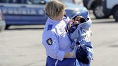 Llegada de los inmigrantes que sobrevivieron al naufragio frente a Italia