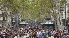 Ciudadanos y turistas llenaron ayer las Ramblas de Barcelona, que, unida frente a la barbarie, recuper� la normalidad tras el ataque terrorista del jueves
