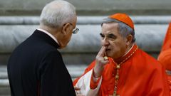 El cardenal Angelo Becciu, a la derecha, en una imagen de diciembre del�2024