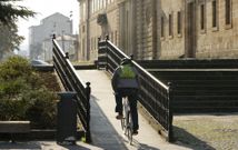 <span lang= es-es >Dos s�mbolos</span>. La negativa a instalar la rampa pr�xima a los Escolapios (arriba) se justificaba por motivos �est�ticos� a comienzos de los noventa. En el caso de la sede de Hacienda (derecha), fueron precisos m�s de veinte a�os para que se instalase un elevador a la entrada. 