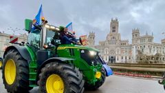 Manso con su tractor�con la fuente de Cibeles al fondo