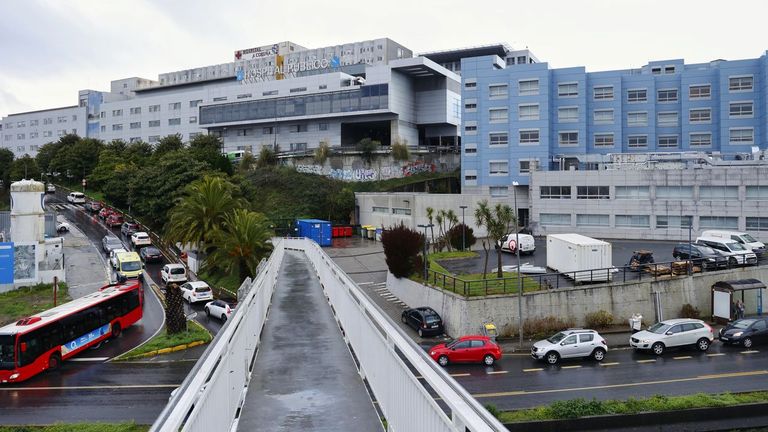 Las colas de veh&iacute;culos para acceder al Chuac se extienden por la avenida de A Pasaxe hasta el inicio de Os Castros