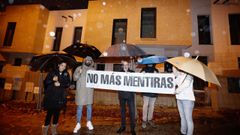 Algunos de los futuros propietarios de los chals blancos adosados de Valdecorvos, en Pontevedra, el pasado viernes