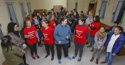 En la vieja escuela unitaria se celebr� una asamblea muy concurrida. 
