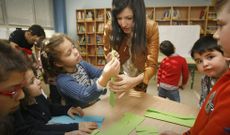 La dise�adora Eva Soto ense�� a los estudiantes del colegio de Vilari�o, en Cambados, a elaborar una camisa de papel. 