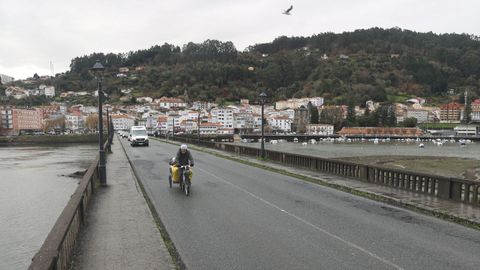 El viernes por la ma�ana apenas hab�a tr�fico por el puente, que en otros momentos del d�a y del a�o se satura de veh�culos