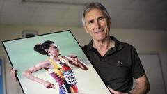 Isidoro Hornillos posa para La Voz con un retrato de Julia Vaquero.