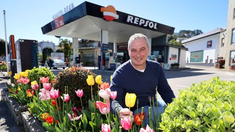 Jos&eacute; Mar&iacute;a Figueroa, presidente de los empresarios de estaciones de servicio de Pontevedra, ante el negocio familiar en Baiona, hist&oacute;ricamente conocido por los tulipanes que lo adornan