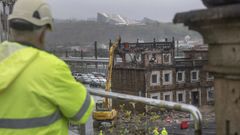 UN OPERARIO SIGUE LOS TRABAJOS DE DEMOLICI�N DE LAS DOS CONSTRUCCIONES DE LA EXPLANADA DEL APARCAMIENTO DE LA ESTACI�N DE SANTIAGO, NECESARIOS PARA LEVANTAR EL NUEVO P�RKING