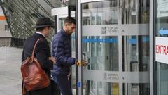 El futbolista �lvaro Rat�n, con su abogado, Antonio Gea, entrando al edificio judicial para el segundo juicio por este caso, celebrado en el mes de noviembre del 2023.