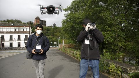 Carlos M�ndez y Alfonso D�ez, grabando con dron junto al puente romano