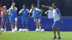 Antonio Hidalgo dando indicaciones a sus jugadores en la pretemporada del a�o pasado en el D�por Training Center