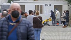 En el Hospital Provincial de Pontevedra hay colas a diario para hacerse la PCR sin cita