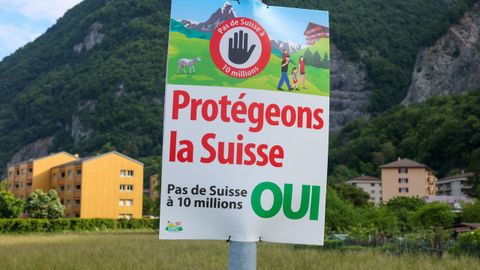 Un cartel a favor de la iniciativa de limitar la poblaci�n de Suiza a 10 millones de personas, en Villenueve.