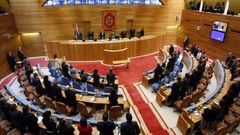 Los parlamentarios gallegos en pie, cantando el himno, en una imagen de archivo del 2009.