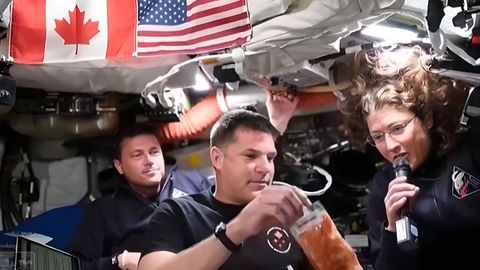 Captura de v�deo de la NASA donde aparecen los astronautas Reid Wiseman (i), Jeremy Hansen (c), y Christina Koch, mostrando los alimentos que consumen a bordo de la nave Orion de la misi�n lunar Artemis 2.