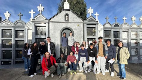 Alumnos de primeiro de BAC do IES Monte Castelo de Burela visitaron o xoves o cemiterio parroquial coas profesoras Herminia Pernas e Amalia Soto