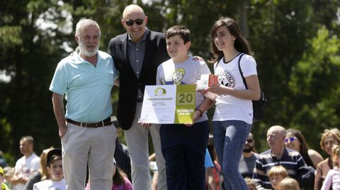 Jos� Manuel Blanco Aldariz, director de Marketing y Comunicaci�n de El Corte Ingl�s, entreg� el premio a la mejor exposici�n de Voz Natura al instituto As �nsuas de Muros, A Coru�a, que recogieron el profesor Xos� Taxes Freire y los alumnos Sof�a Fern�ndez Abeij�n y Kevin Pais Casti�eiras