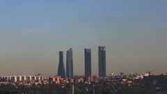 Vista del parque empresarial de las Cuatro Torres, en el Paseo de la Castellana, con la 'boina' de contaminaci�n sobre Madrid