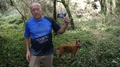 Antonio Gonz�lez muestra una de las �ltimas fotos que le hicieron a su padre en el lugar en el que el lunes aparecieron los huesos.