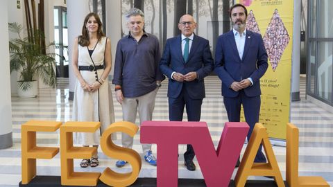El director del Festival de Televisi�n de Vitoria (FesTVal), Joseba Fiestras (2i), acompa�ado por el consejero de Turismo, Javer Hurtado (d), el diputado general de �lava, Ramiro Gonz�lez, y la alcaldesa de Vitoria, Maider Etxebarria, durante la presentaci�n