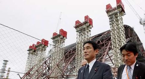 El ministro de Exteriores de Japón visitó Chernóbil para asesorarse sobre el nuevo sarcófago.