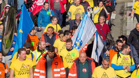 Trabajadores de Alcoa, durante la marcha que ha partido de Ribadeo (Lugo) y discurre por la carretera LU-642 para confluir en Vegadeo con los trabajadores que salen de Castropol (Asturias) en una nueva acci�n com�n como medida de protesta tras los anunciados cierres de las plantas de la multinacional del aluminio situadas en Avil�s y en A Coru�a.