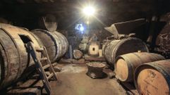 Viejas barricas y enseres de uso vit�cola en una antigua bodega de Sabadelle, en Chantada