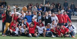El equipo celebr� la �ltima jornada en el campo de Xavi�a, en Bu�o, el ascenso logrado al imponerse al Corcubi�n por dos goles a cero. 