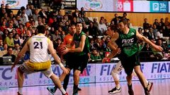 Abalde, con el baln, durante el Joventut-Valladolid