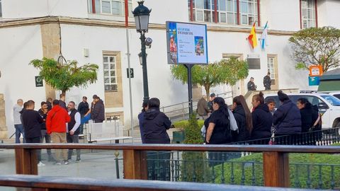 Familiares de los detenidos, en el exterior de los juzgados de Betanzos.