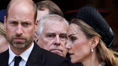 El príncipe Guillermo y su mujer, Kate Middleton, con el príncipe Andrés justo detrás, en un funeral