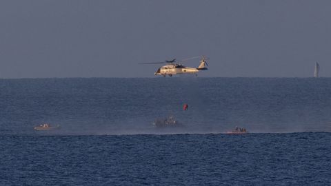 Un helic�ptero MH-60 Seahawk de la Armada estadounidense elevando al especialista de misi�n de Artemis II Jeremy Hansen para trasladarlo a bordo del buque USS John P. Murtha.