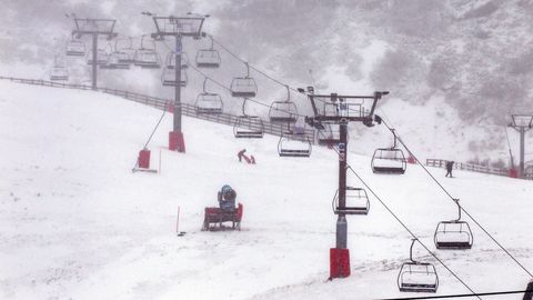 La estacin de Valgrande-Pajares, en medio de la nevada