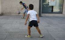 El entorno de Ravella (Vilagarc�a) se convierte en zona de juego para los ni�os. 