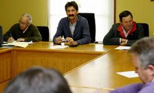 El regidor dumbri�s, Jos� Manuel Peque�o, entre el secretario y el teniente de alcalde.