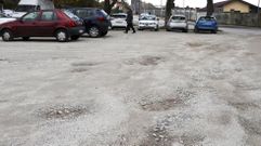 Agujeros y surcos sobre el terreno. La entrada a la parcela de tierra del S�nchez Aguilera, de propiedad municipal y oficialmente se�alizada como aparcamiento, se muestra ya plagada de baches y todo tipo de irregularidades. El arrastre de la lluvia ha abierto surcos de nuevo sobre el terreno. Y los hundimientos hacen que los coches pongan a prueba sus amortiguaciones. Las intensas lluvias de los �ltimos d�as han agravado un problema recurrente.