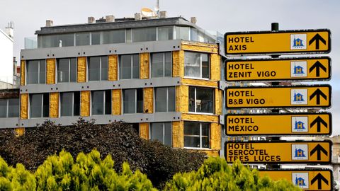 El edificio est� junto a la plaza de Espa�a y le ha desaparecido el recubrimiento de su fachada