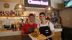 Misaris y su hija Orelmis, con una de las hamburguesas de Claret's Food